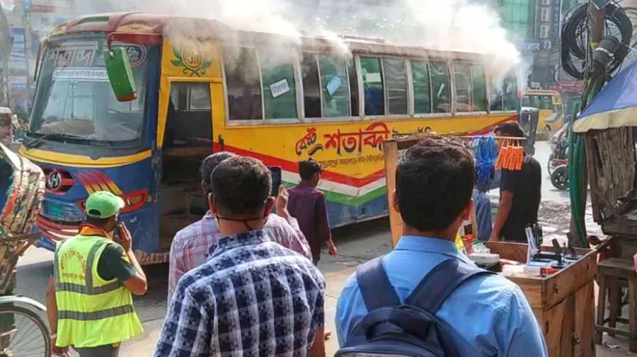 আবারও রাজধানীতে বাসে অগ্নিসংযোগ